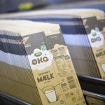 La marca de lacteos Arla innova en Finlandia al envasar sus productos en cajas hechas con bioplastico en base a madera