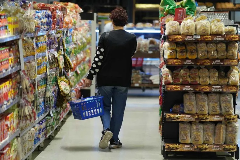 Argentina tiene uno de los salarios en dólares más bajos de la región, pero alimentos más caros