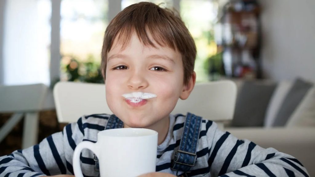 El precio de la leche alcanza máximos históricos tras subir un 50% en los últimos años, según la OCU