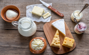 ¿Qué conviene desayunar? Un médico explica por qué el queso gana lugar frente a los cereales