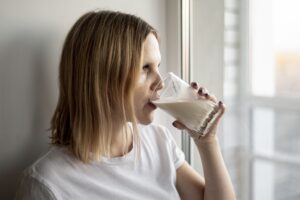 El componente de la leche que puede prevenir el deterioro de la memoria, según un descubrimiento científico