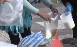 Bloqueos lecheros de Cochabamba venden el litro a precio de productor