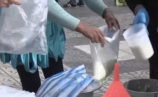 Bloqueos lecheros de Cochabamba venden el litro a precio de productor