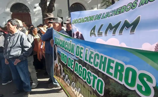 Productores de leche marcharon contra el gobierno y gobernación por falta de apoyo