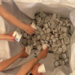 Danone y Serunion transforman envases en mesas escolares
