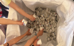 Danone y Serunion transforman envases en mesas escolares