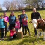 Mikel, a la izquierda, junto a otros miembros de la familia Azkarate en la granja en Aniz