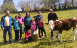 Mikel, a la izquierda, junto a otros miembros de la familia Azkarate en la granja en Aniz