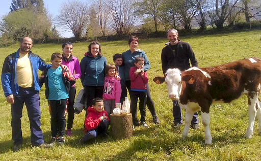 Mikel, a la izquierda, junto a otros miembros de la familia Azkarate en la granja en Aniz