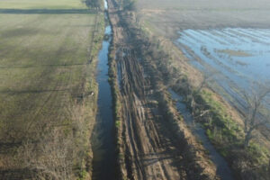 Caminos rurales inundados paralizan producción en 9 de Julio