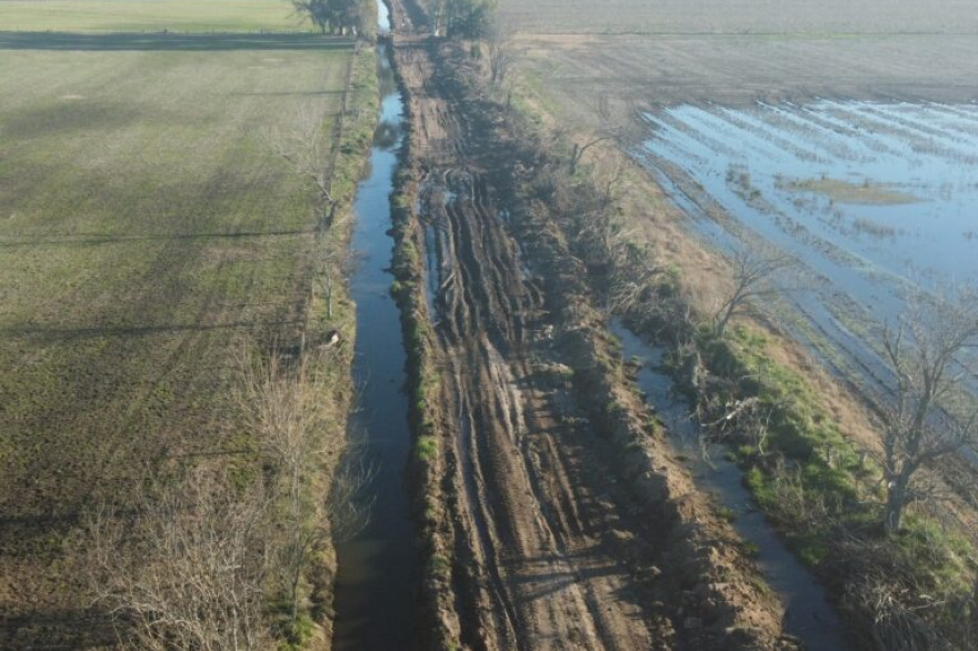 Caminos rurales inundados paralizan producción en 9 de Julio