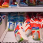 Denuncian faltantes de leche y postres por conflicto lácteo