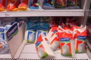 Denuncian faltantes de leche y postres por conflicto lácteo