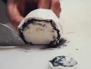 El mejor queso de Canarias está envuelto en ceniza y se elabora con leche cruda de cabra