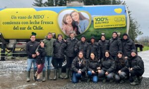 Nestlé lanza camión eléctrico para transporte de leche fresca