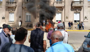 Productores rurales queman neumáticos y reclaman frente a funcionario comunal en 9 de Julio