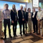 Carlos Furche, director nacional de INIA Chile, junto a profesionales de INIA Remehue y ejecutivos de Nestlé en el stand de la compañía.
