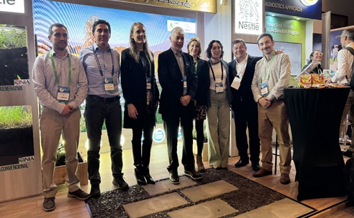 Carlos Furche, director nacional de INIA Chile, junto a profesionales de INIA Remehue y ejecutivos de Nestlé en el stand de la compañía.