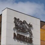 Nestlé sube más del 9 % tras anunciar despidos y nuevo plan de ahorro