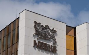 Nestlé sube más del 9 % tras anunciar despidos y nuevo plan de ahorro