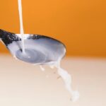 No es agua: descubre el “tesoro líquido” que aparece sobre el yogur