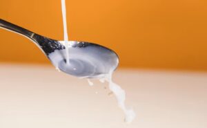 No es agua: descubre el “tesoro líquido” que aparece sobre el yogur