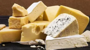 Ordenan retirar un queso ilegal y peligroso de supermercados argentinos