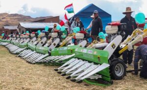 Puno impulsa la producción lechera entregan motosegadoras en Orurillo