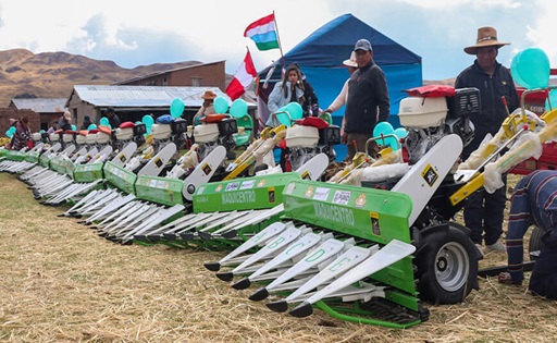 Puno impulsa la producción lechera entregan motosegadoras en Orurillo