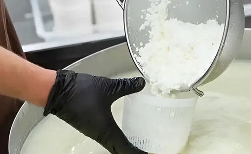 Colombia confirman multas por más de $21.000 millones a empresas por adulterar leche con lactosuero.
