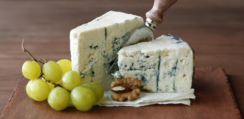 Es mejor comprar quesos pasteurizados o de leche cruda