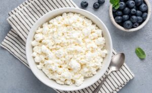 Huevos duros o queso cottage: cuál aporta más proteína y cuál conviene elegir