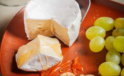 Santa Rosa lanza Camembertino un queso blando que revoluciona la picada argentina
