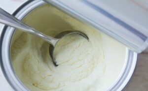 Alerta sanitaria por fórmulas infantiles contaminadas en Colombia