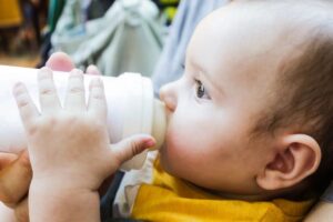 Crisis en Europa se extiende retiro de leche infantil por toxina