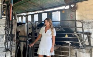 Entre escrituras y ordeñe una productora que resiste en Lincoln