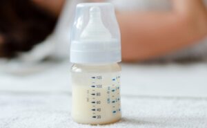 Francia investiga muerte de dos bebés tras consumir leche infantil contaminada