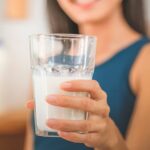 Leche entera nutrientes clave más allá del debate por las grasas