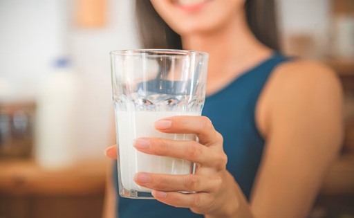 Leche entera nutrientes clave más allá del debate por las grasas