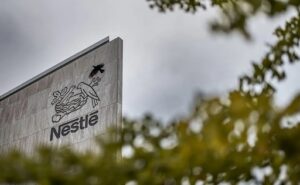 Nestlé retira lotes de fórmulas infantiles en Europa por riesgo bacteriano
