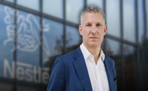 Nestlé su CEO pidió disculpas por el retiro global de fórmulas infantiles