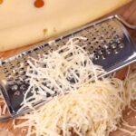 Por qué rallar el queso en casa mejora sabor y textura, según la ciencia
