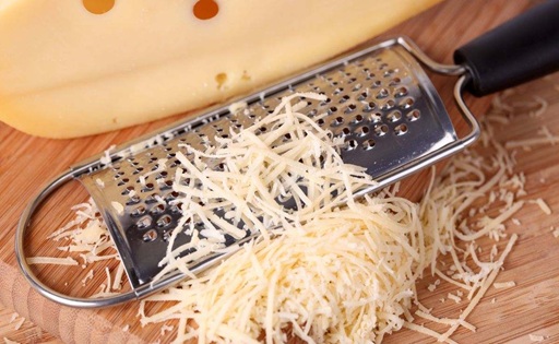 Por qué rallar el queso en casa mejora sabor y textura, según la ciencia