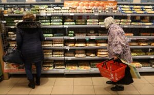 Precios mundiales de los alimentos bajan en diciembre, pero cierran 2025 en alza