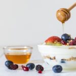 Yogur con miel la combinación que potencia los probióticos