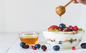 Yogur con miel la combinación que potencia los probióticos