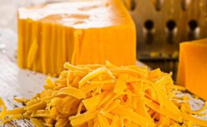 Cheddar: qué diferencia al queso artesanal del procesado