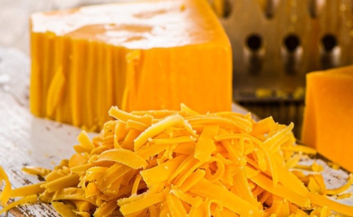 Cheddar: qué diferencia al queso artesanal del procesado