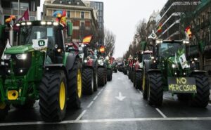 Cientos de tractores bloquean Madrid en protesta contra el acuerdo UE-Mercosur