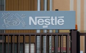 Nestlé gana 17% menos en 2025 y redefine su estrategia global